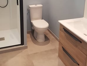 Jolie salle d'eau, avec douche, sol carrelage grand format, meuble et WC
