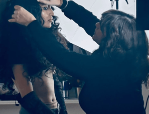 Sabin beim Fotoshooting am Hairstyling