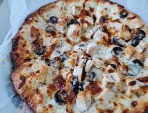 Chicken and black olive pizza