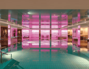 Ein Pool mit Liegestühlen.