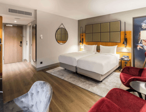 Ein Schlafzimmer mit einem Bett und einem Stuhl.