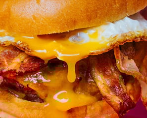 Burger con queso fundido, huevo y bacon de Santa Lola