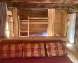 couchage: 2 lits fixes en banquette et 2 lits superposés