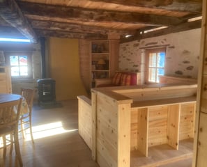 Vue générale: bibliothèque, avec banquette 2 couchages en L