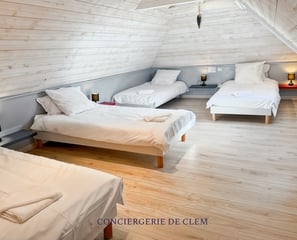 dortoir avec beaucoup de couchages