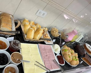 café da manhã para hospedes, bolos, frios, leite, yogurte