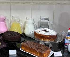 café da manhã com bolos tortas, yogurte, sucos