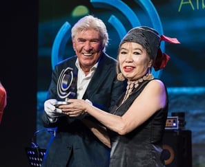 Aki Tekase receiving a prize from Manfred Schoof.
