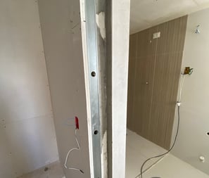 Contra parede instalada em sistema drywall com chapa dupla para tratamento de isolamento acústico 