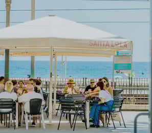 Terraza de Santa Lola Badalona frente al mar, con clientes disfrutando