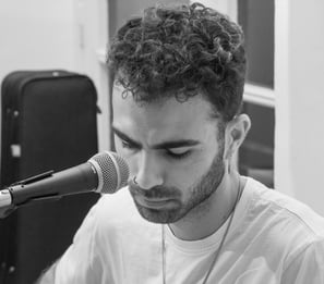fotografia en blanco y negro de un cantante en directo
