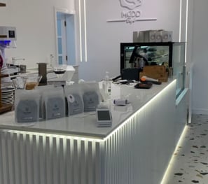 طاولة بيضاء فوقها اجهزة الكترونية مقاول ديكورات المدينة المنورة