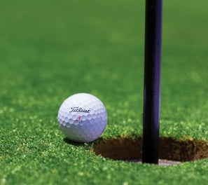 bola de golf hoyo