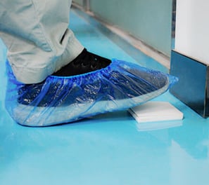 pulsante cinetico sul pavimento per garantire la sterilità delle mani