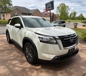 White Nissan SUV mobile car detailing in Spring Hill