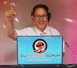 Hochzeits DJ Bayern alias DJ Markus vor seinem DJ-Laptop mit Logo