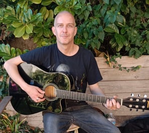 Steve Alias Moutik, artiste chanteur engagé, apporte sa passion pour la musique et son esprit créati