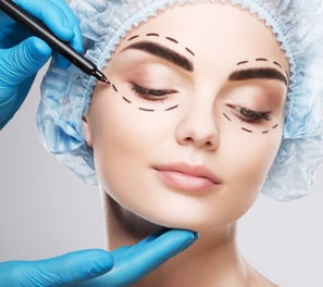 a woman with a plastic surgeon's eyeliners and a plastic surgeon '