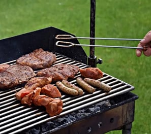 Menu barbecue un plateau de viande à grillé ,salade de saison