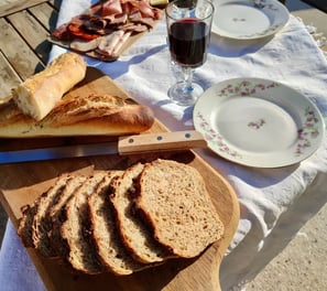 Plateau de charcuterie et fromage partager un jolie plateau de charcuterie ou fromage avec un verre sur réservation