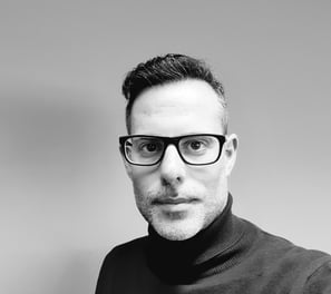 Retrato de Iván Soto, fundador de NudMinds y experto en liderazgo, ventas y desarrollo humano.
