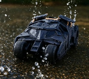 carro a control remoto de Batman bajo la lluvia