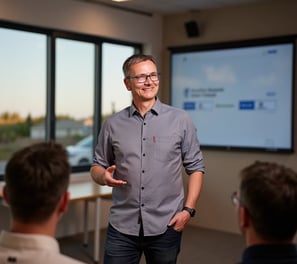 Inhaber Rolf Burkert als Coach, Meetingraum Kunde