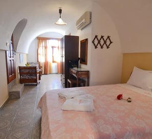 Villa Georgia Rooms in Perissa Santorini