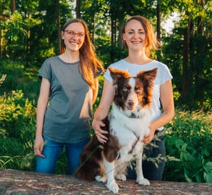 Toni und Tabea gemeinsam im Wald – naturverbundene Zusammenarbeit bei Takoda