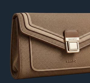 Tas selempang pria dari bahan kanvas SIGNIFO dengan gesper metal.