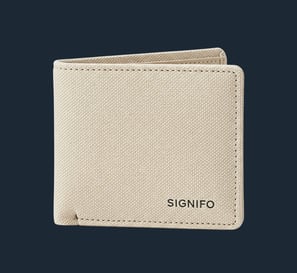 Desain dompet lipat minimalis dari kain kanvas SIGNIFO putih.