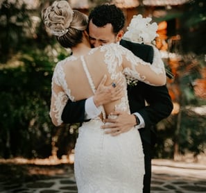 Novio abrazando a su novia después de verla por primera vez con su vestido de novia blanco - Aldo Bo