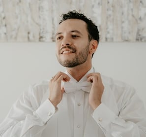 Novio en el día de su boda ajustando su moño - Mejor fotógrafo de bodas en Guadalajara, México