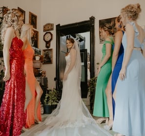 Novia rodeada de damas de honor con vestidos - Mejor fotógrafo de bodas en GDL, México