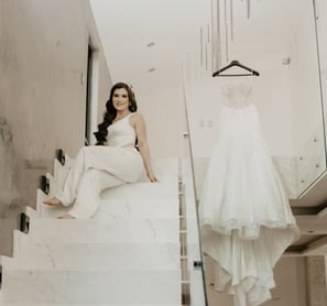 Novia a lado de su vestido de bodas en el día de su boda - Mejor videógrafo de bodas en GDL, México