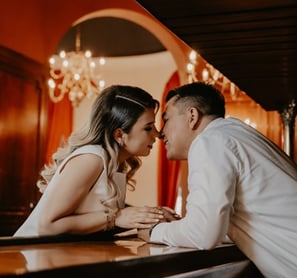 Pareja de novios en su sesión Save the date - Mejor fotógrafo de bodas en Guadalajara, México
