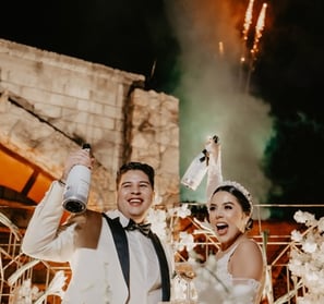 Novios felices brindando el día de su boda con champagne - Mejor cineasta de bodas en GDL, México