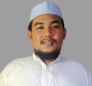 a man in a white shirt and a white shirt