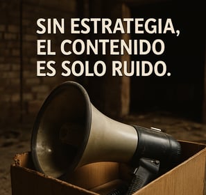 Megáfono dentro de una caja con el texto “Sin estrategia, el contenido es solo ruido”