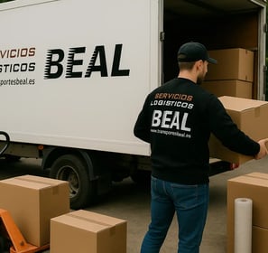 Operario de BEAL cargando camión carrozado