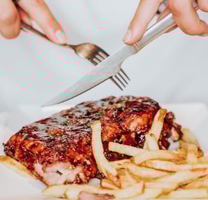 Costillas a la barbacoa con patatas fritas servidas en Santa Lola