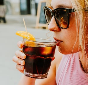 Chica disfrutando de un vermut en la terraza de Santa Lola Badalona.