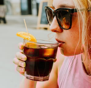 Noia gaudint d’un vermut a la terrassa de Santa Lola Badalona.