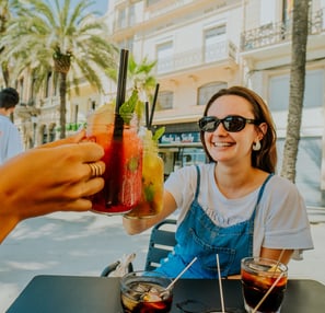Brindis con cócteles en la terraza de Santa Lola