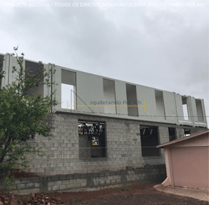 laboratório container sustentável, imagem da etapa construtiva, container colocados