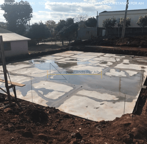 laboratório container sustentável, imagem da etapa construtiva, concretagem do piso radier