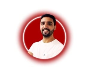 um homem com uma luz vermelha brilhando ao fundo