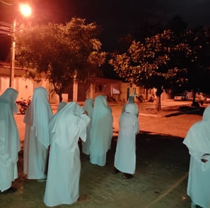 Penitentes da Comunidade Quilombola de São Tomé em caminhada noturna pelas ruas da comunidade