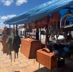 Itens artesanais de couro expostos na feira da Comunidade Quilombola de São Tomé, em céu aberto
