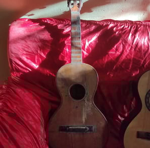 Violão centenário do Sr. João Reis, símbolo da tradição musical quilombola de São Tomé